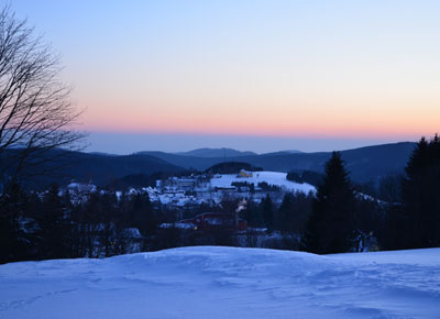 Sicht auf Sankt Andreasberg bei Dämmerung im Winter
